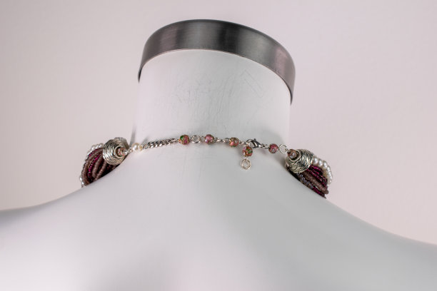 独特的美丽的项链上的女人一个白色的人体模型，复古珠宝的概念，宣传照片为网上珠宝店图片下载