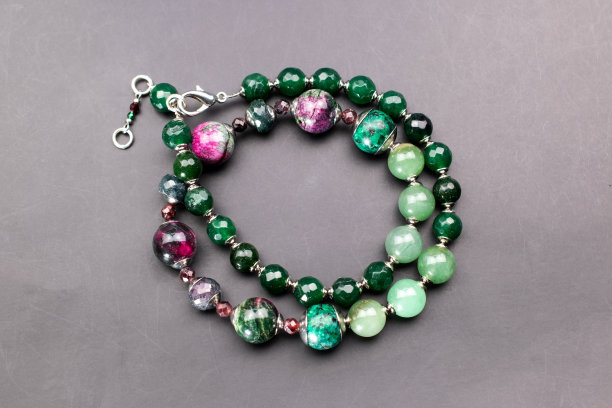 独特美丽的女士项链，复古珠宝概念，在线珠宝店的宣传照片图片下载