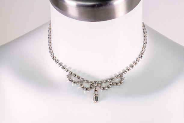 独特的美丽的项链上的女人一个白色的人体模型，复古珠宝的概念，宣传照片为网上珠宝店图片下载