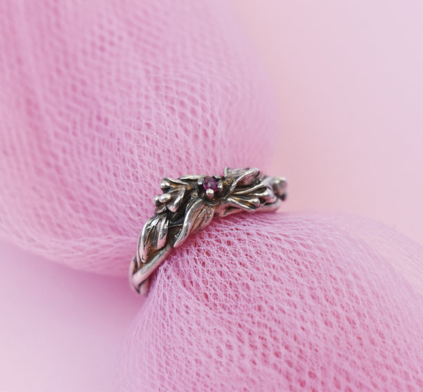 独特的戒指与彩色宝石晶体，复古珠宝的概念，宣传照片为网上珠宝店图片下载