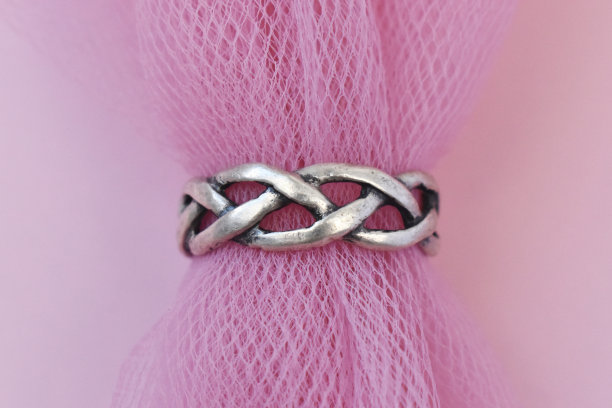 独特的戒指与彩色宝石晶体，复古珠宝的概念，宣传照片为网上珠宝店图片下载