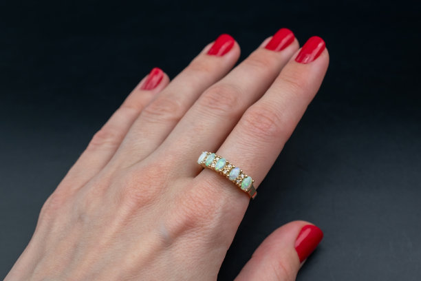 独特的戒指与彩色宝石晶体，复古珠宝的概念，宣传照片为网上珠宝店图片下载