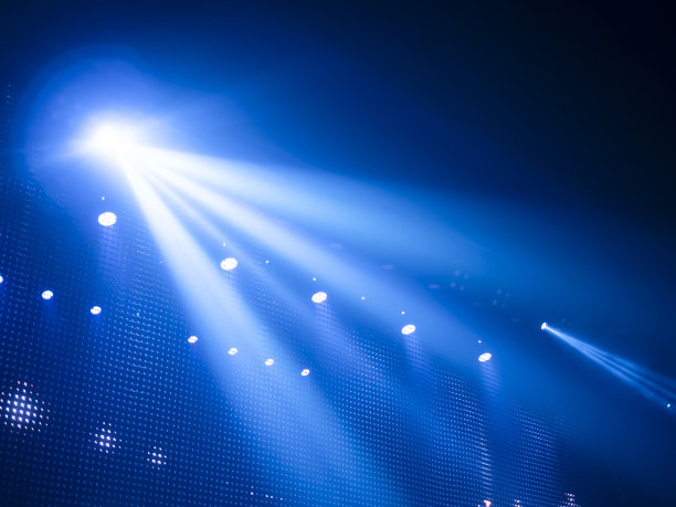 舞台表演、音乐会上的聚光灯或光束，直接从左向右照射。作为背景或背景图片下载