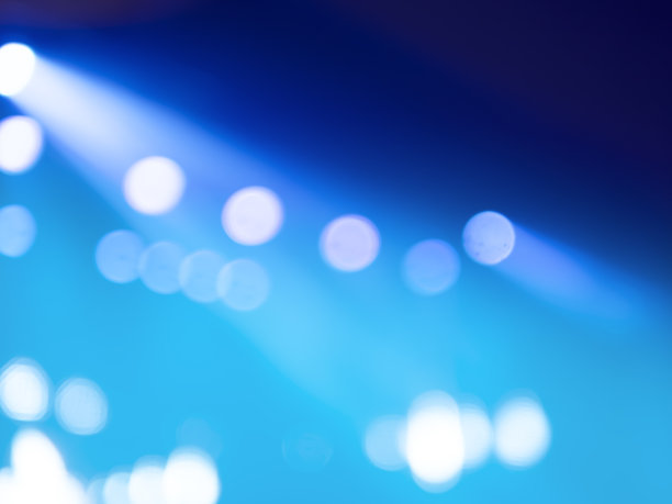 舞台表演、音乐会中聚光灯或光束的模糊，直接从左向右照射。作为背景或背景图片下载