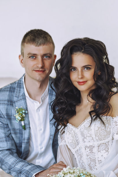 微笑的新婚夫妇的结婚照。图片下载