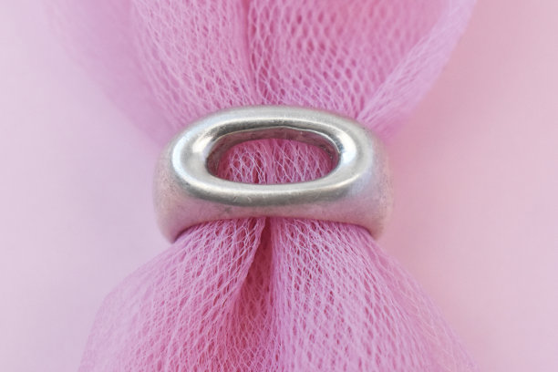 独特的戒指与彩色宝石晶体，复古珠宝的概念，宣传照片为网上珠宝店图片下载