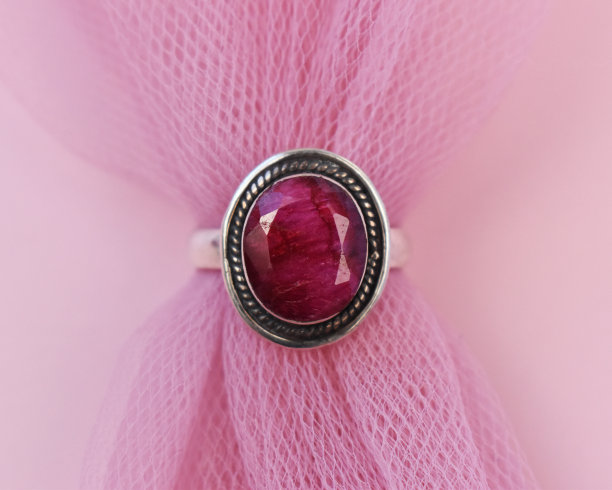 独特的戒指与彩色宝石晶体，复古珠宝的概念，宣传照片为网上珠宝店图片下载