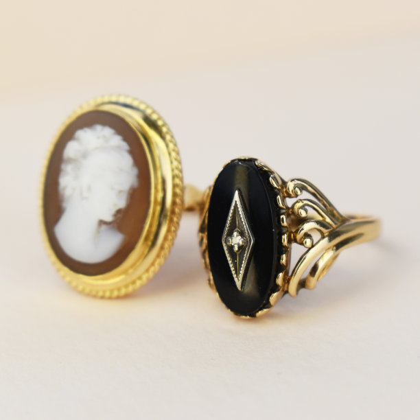 独特的戒指与彩色宝石晶体，复古珠宝的概念，宣传照片为网上珠宝店图片下载