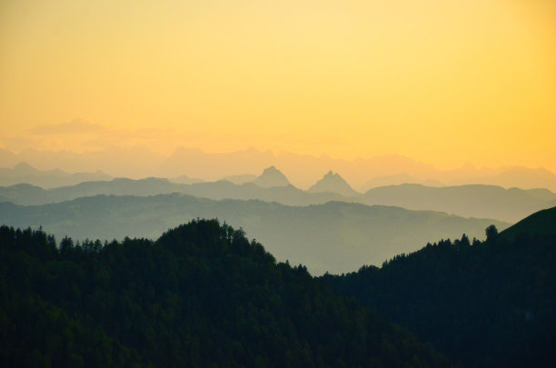 黄昏的瑞士山脉。从施奈尔霍恩拍摄。晚上的气氛。高质量照片图片下载