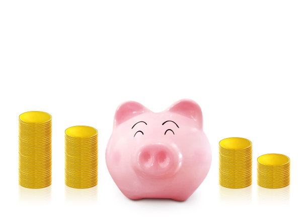 白色背景上有一堆金币的存钱罐图片下载