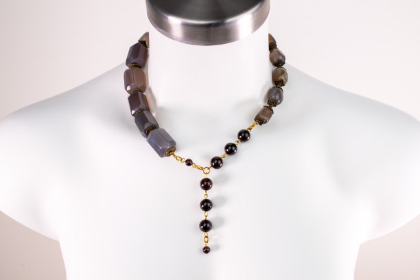 独特的美丽的项链上的女人一个白色的人体模型，复古珠宝的概念，宣传照片为网上珠宝店图片下载