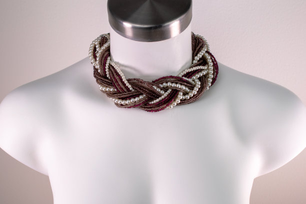 独特的美丽的项链上的女人一个白色的人体模型，复古珠宝的概念，宣传照片为网上珠宝店图片下载