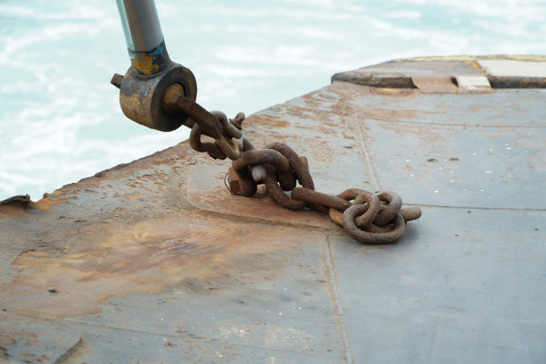 船上生锈的铁链，照片特写，景深浅。沉船上生锈锚链的特写抽象镜头图片下载