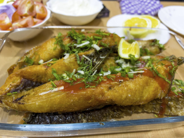 鲤鱼配鲜韭菜和柠檬图片下载