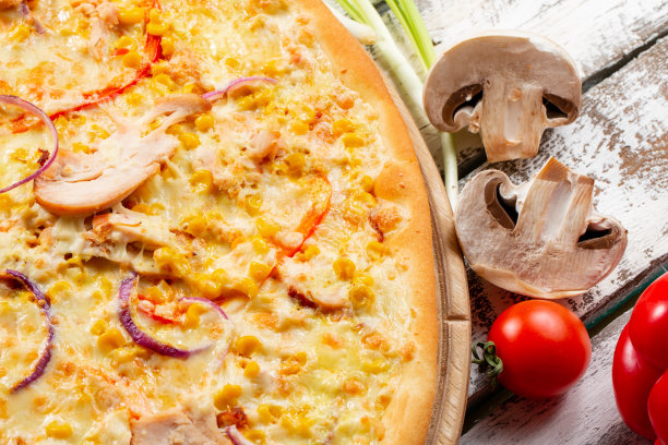 披萨配鸡肉，辣椒粉和玉米。意大利厨房和烹饪理念。那不勒斯披萨店的热披萨和切披萨的切饼工。图片下载