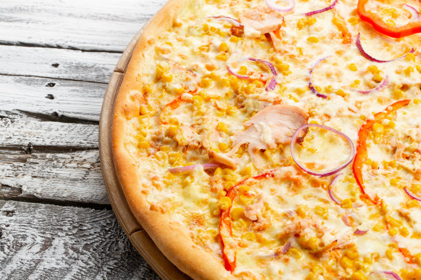 披萨。意大利厨房和烹饪理念。那不勒斯披萨店的热披萨和切披萨的切饼工。图片下载