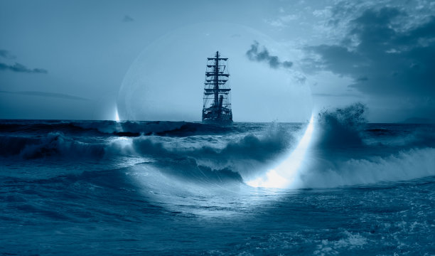 旧船在狂风暴雨的海面上航行，背景是新月、乌云图片下载