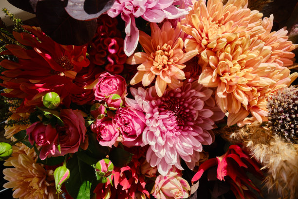 美丽的花束。花的背景。鲜花图案。花卉卡片设计与黑暗的复古效果图片下载