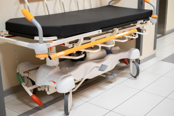 医院病床或担架的近景，背景为走廊图片下载