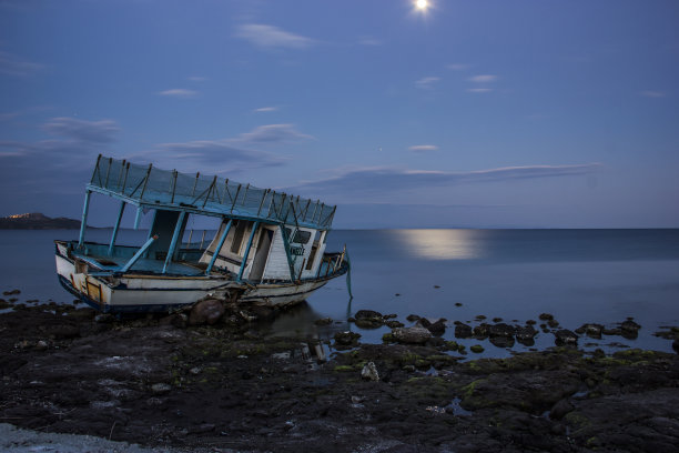 废弃的船和月光图片下载