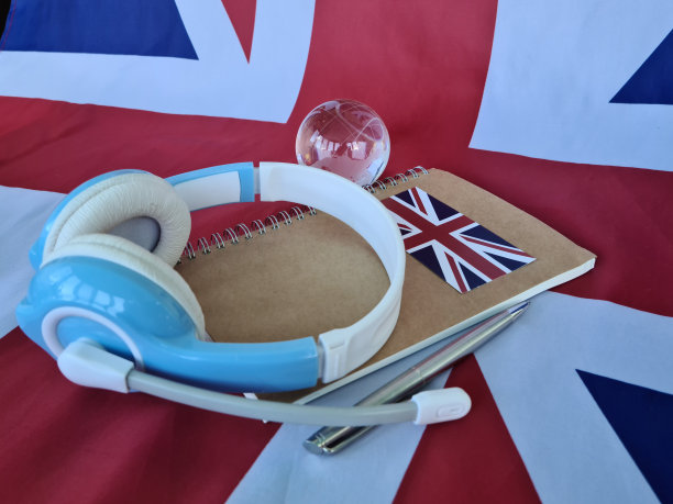 英语课程标志概念与英国国旗和耳机图片下载