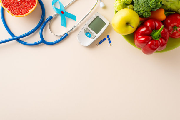健康生活理念:头顶上的一张带有血滴的蓝丝带、带条状的血糖仪、听诊器和一盘新鲜水果和蔬菜的照片，背景是柔和的，带有复制空间图片下载