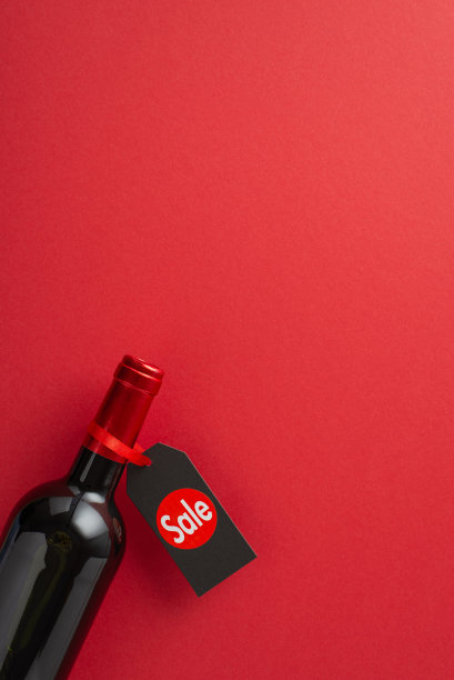 黑色星期五酒吧快乐!提升您的活动与一个酒瓶的俯视图垂直照片与一个深红色的基础上的“销售”标签，为您的品牌做好准备图片下载