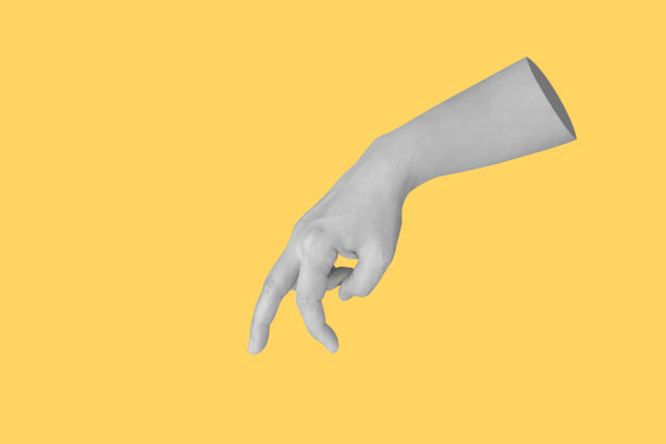 女人走路的手势孤立在黄色背景上图片下载