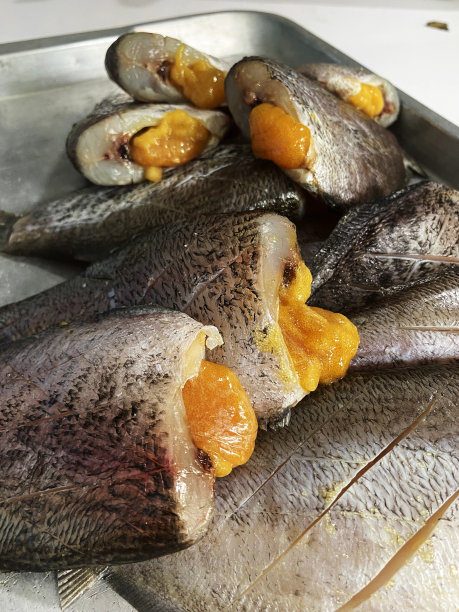 把干蛇皮放在餐桌上，是保存时间较长的食物图片下载