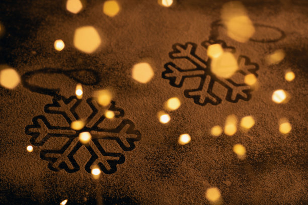 照片雪花成为季节装饰中的一个细节。前景中的圣诞花环模糊不清。图片下载