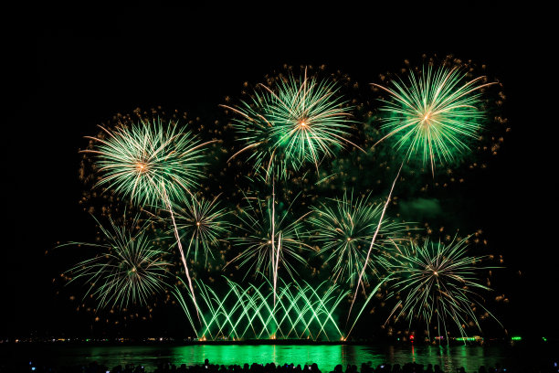 芭堤雅，春武里，泰国，芭堤雅湾真正的烟花，芭堤雅国家烟花节比赛，每年11月，美丽的明亮的烟花表演在海中，为明信片壁纸背景照片，图片下载