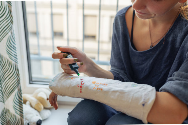 有趣的创意有趣画石膏石膏在骨折的手臂上图片下载