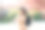 迷人的年轻女游客正在探索新的城市。30多岁的红发女孩戴着黑帽子在波兰克拉科夫瓦维尔城堡附近休息。春天去欧洲旅行。高质量照片图片下载