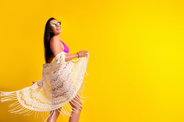 照片中时髦的女士穿着蕾丝披肩享受奢华的度假胜地孤立明亮的色彩背景图片下载