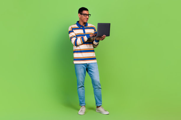 年轻自信的商人工作的全身尺寸照片自由购物网站广告商smm孤立的绿色背景图片下载