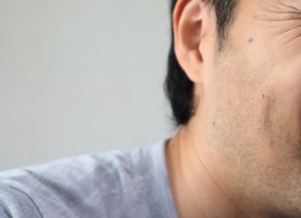 一个微笑着的男人的特写图片下载