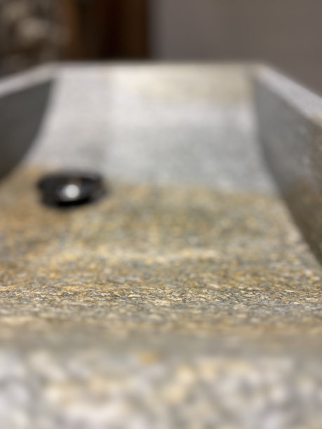 石头水槽内部的特写细节图片下载