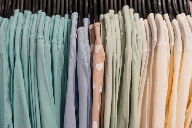 购物中心内的儿童服装店，儿童服装图片下载