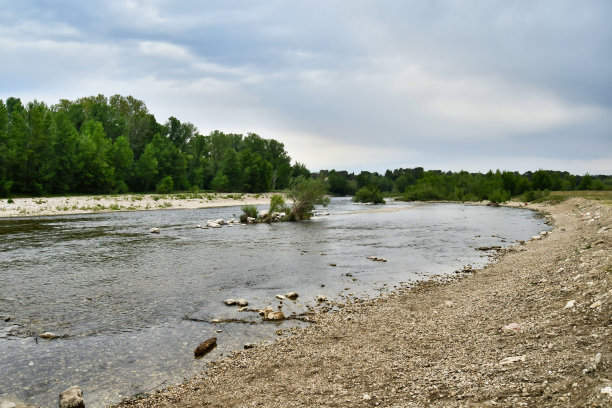 夏天的河流，照片作为背景，在Pont du gard，花园，法国尼姆图片下载