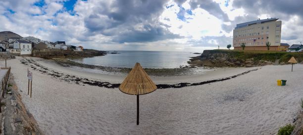 沙滩上撑着一把伞，以照片为背景图片下载