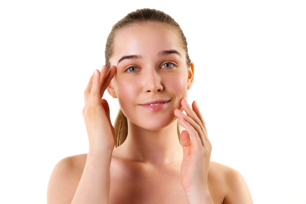 微笑的年轻漂亮的女孩与新鲜发光水合面部皮肤和自然化妆。拥有健康、保养良好的皮肤。护肤疗程。图片下载