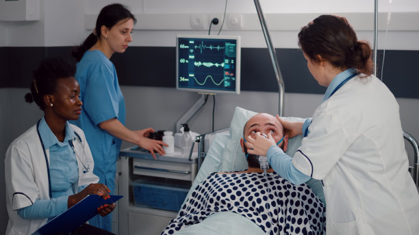 病人躺在床上休息，女医生戴上氧气面罩图片下载