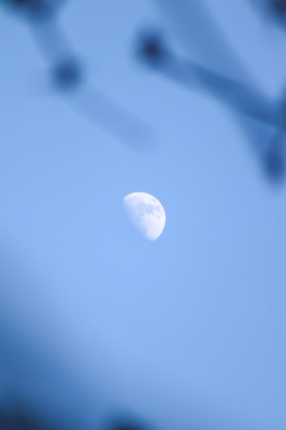 照片中的月亮在蓝天上，白天图片下载