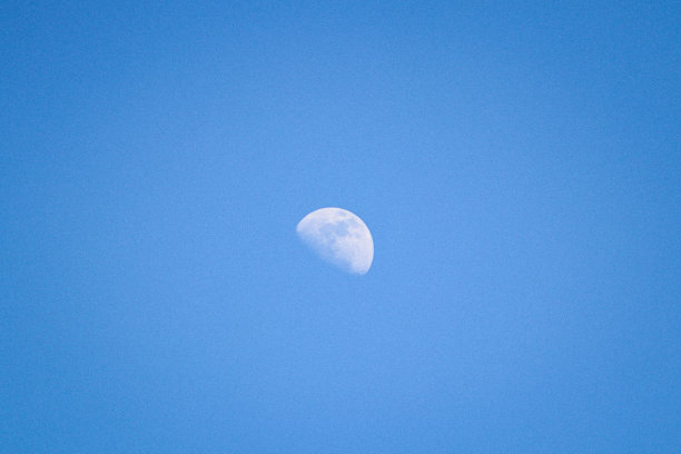 照片中的月亮在蓝天上，白天图片下载