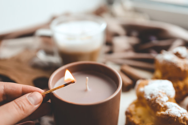 点燃蜡烛，温馨的秋季照片图片下载