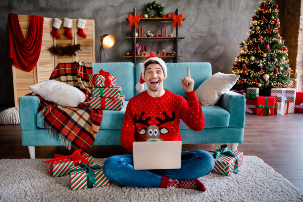 积极时髦的人全身照片坐地毯地板使用上网本购物点手指极好的想法神奇的精神屋室内图片下载