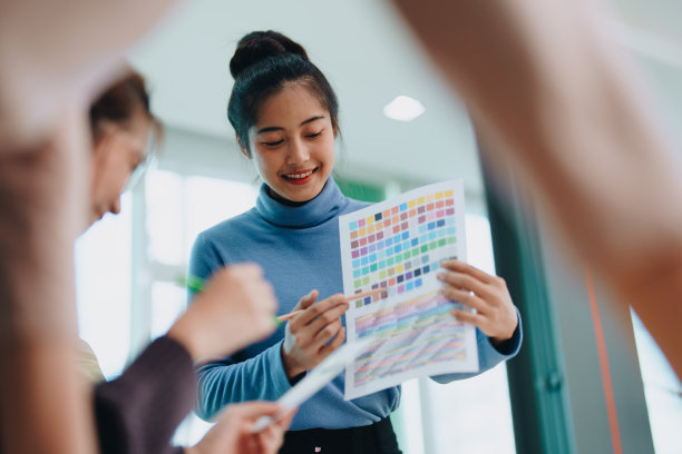 团队创意网页，平面设计师策划，绘制网站ux ui app的手机应用和开发模板布局，过程到开发原型线框图。图片下载