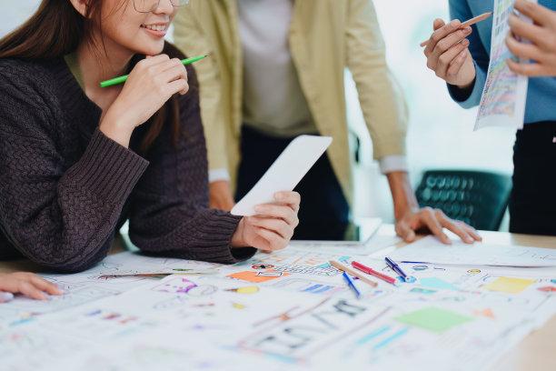 团队创意网页，平面设计师策划，绘制网站ux ui app的手机应用和开发模板布局，过程到开发原型线框图。图片下载