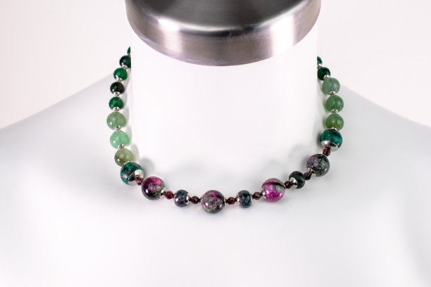 独特的美丽的项链上的女人一个白色的人体模型，复古珠宝的概念，宣传照片为网上珠宝店图片下载