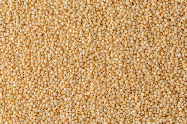 宏观照片蒸粗麦粉。黄粒小麦粉，黑麦，粗粒小麦粉，早餐普遍粥。背景纹理的粗麦粉颗粒。前视图。图片下载